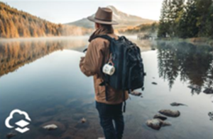 Foto eines Rucksacktouristen an einem See mit Logo in der Ecke