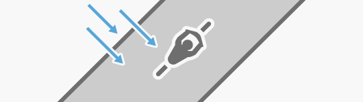 Ciclista que pedalea a un ángulo del viento Ciclista que pedalea a un ángulo del viento