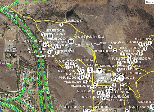 Carreteras creadas previamente y postes del tendido eléctrico en el mapa Add Custom Streets