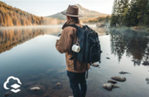 Foto di un backpacker accanto a un lago con il logo nell'angolo