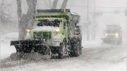都市部で嵐の中行われる除雪作業